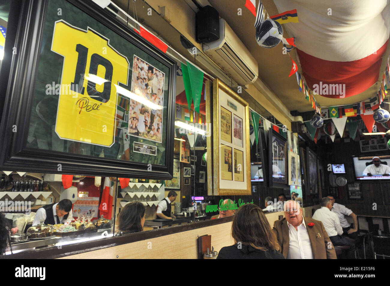 Old Compton Street, London, UK. 12. Juni 2014.The berühmten Bar Italia in Soho ist bereit für die WM. Bildnachweis: Matthew Chattle/Alamy Live-Nachrichten Stockfoto