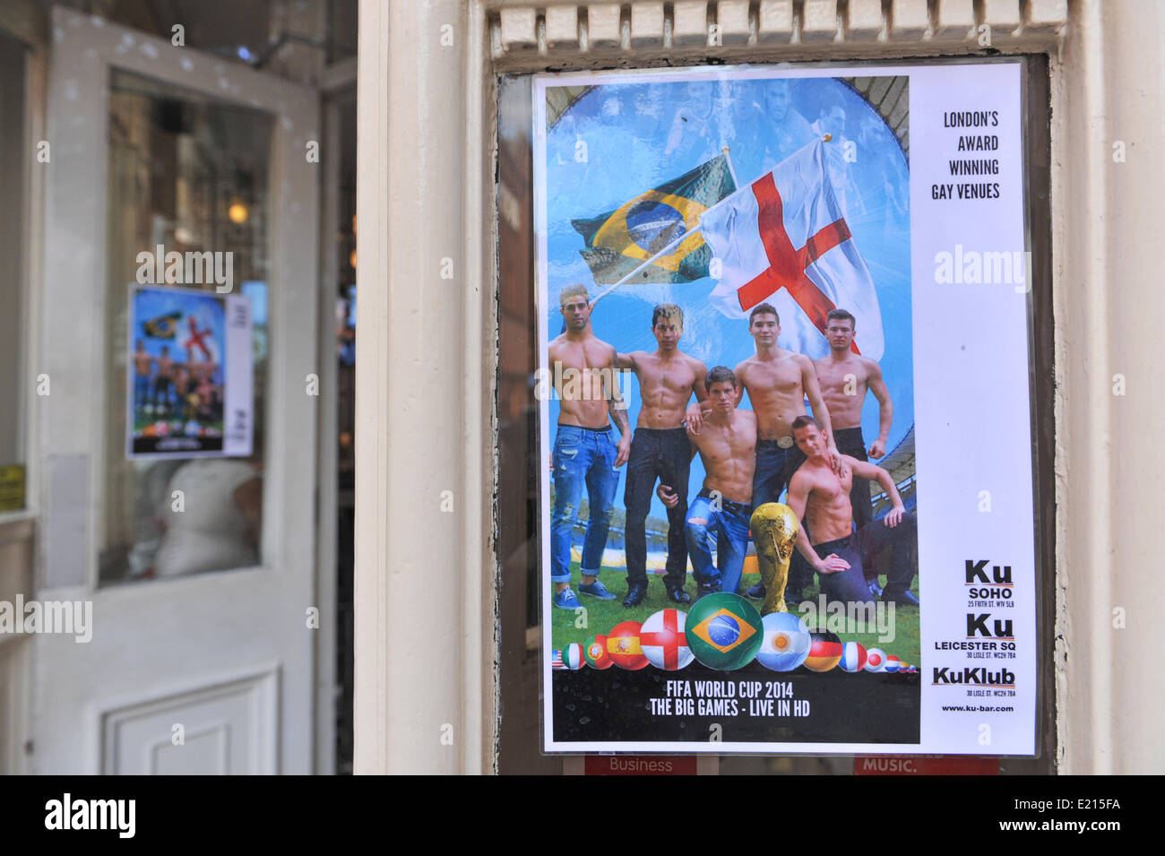 Old Compton Street, London, UK. 12. Juni 2014. Eine Gay-Bar in Soho hat ein WM-Thema. Bildnachweis: Matthew Chattle/Alamy Live-Nachrichten Stockfoto