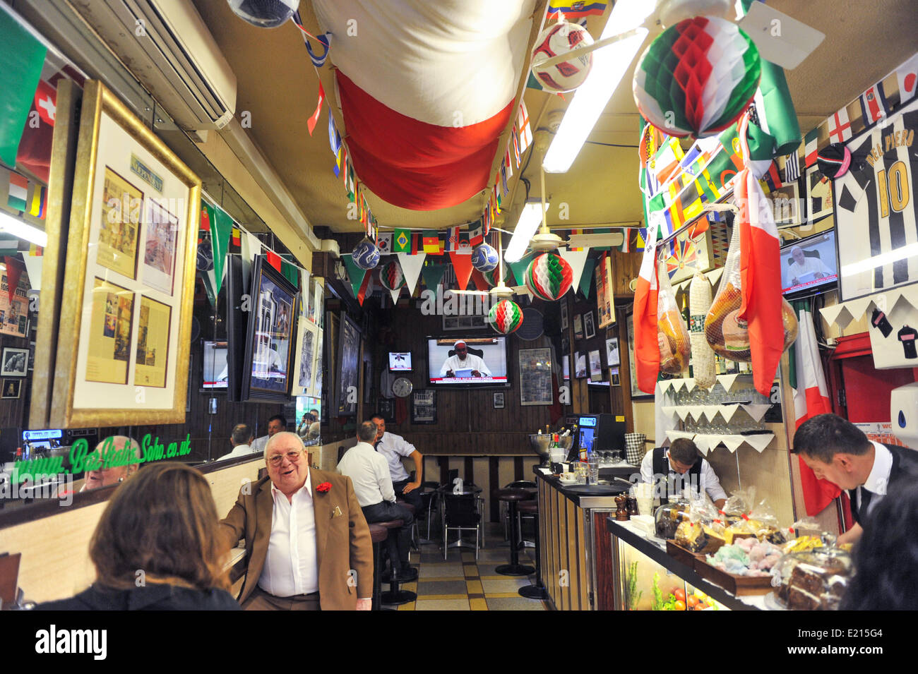 Old Compton Street, London, UK. 12. Juni 2014.The berühmten Bar Italia in Soho ist bereit für die WM. Bildnachweis: Matthew Chattle/Alamy Live-Nachrichten Stockfoto