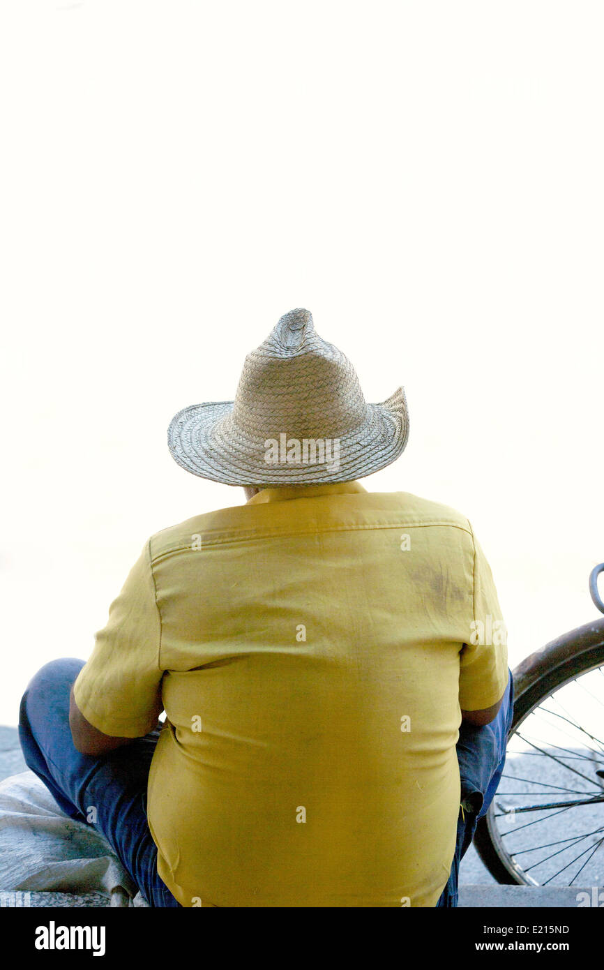 Wieder tragen ein Latino Männer einen Strohhut mit dem Fahrrad Stockfoto