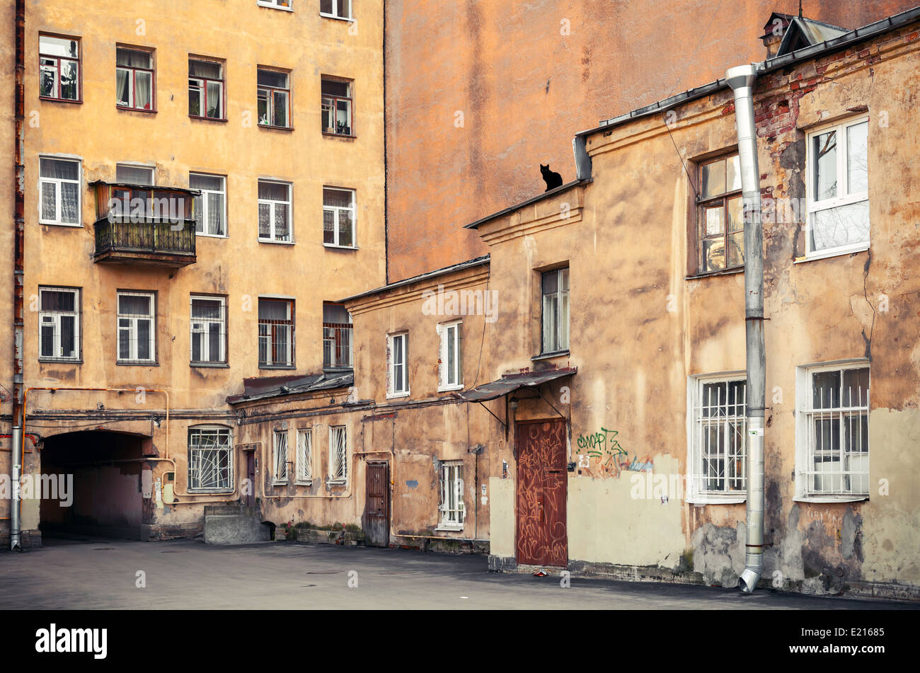 Straße Fragment mit gelben Häusern. Sankt-Petersburg, Russland Stockfoto