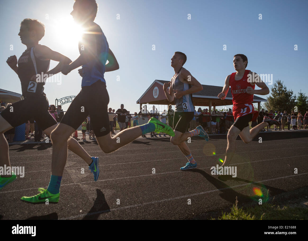 High School Athleten konkurrieren in einer Schiene und Feld in Milwaukee, Wisconsin, USA zu erfüllen. Stockfoto