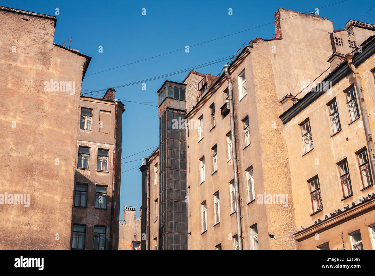 Straße Fragment mit gelben Häusern leben. Sankt-Petersburg, Russland Stockfoto