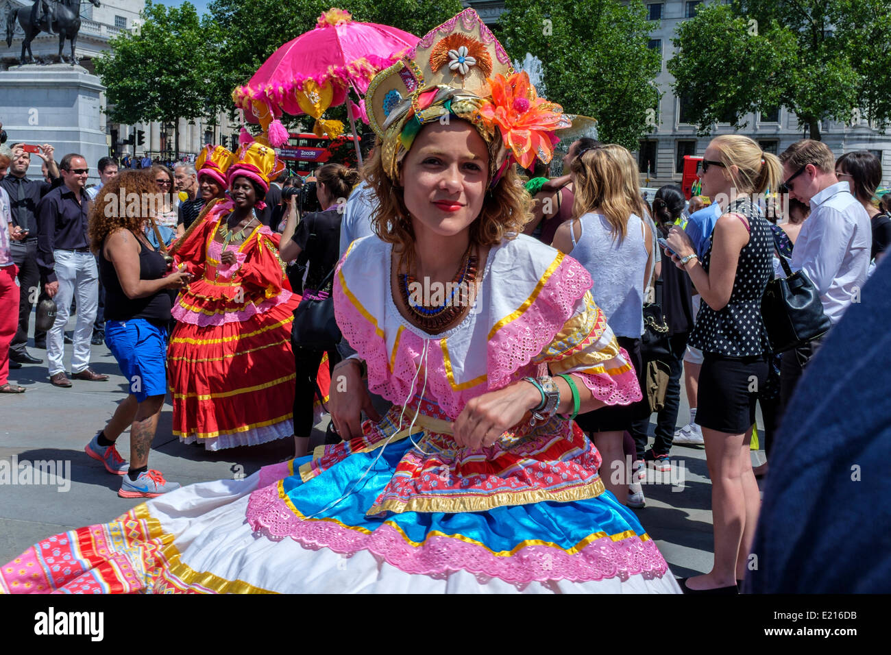 Maracatudo Mafua Tänzerinnen unterhalten die Besucher zu den Feierlichkeiten am Trafalgar Square in London, UK zu Beginn der WM 2014 Brasilien. Maracatu ist ein Volkstanz mit afrikanischer Herkunft, typisch für die nordöstlichen brasilianischen Bundesstaat Pernambuco. Aufwendige Kostüme und ungewöhnliche Tanzbewegungen machen es einen optischen Genuss. Stockfoto
