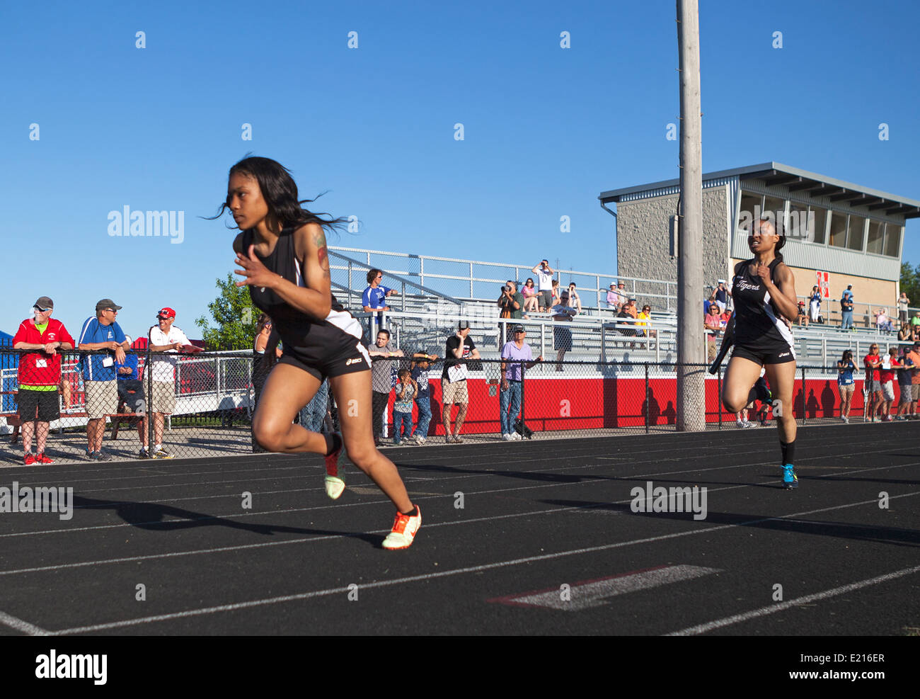 High School Athleten konkurrieren in einer Schiene und Feld in Milwaukee, Wisconsin, USA zu erfüllen. Stockfoto