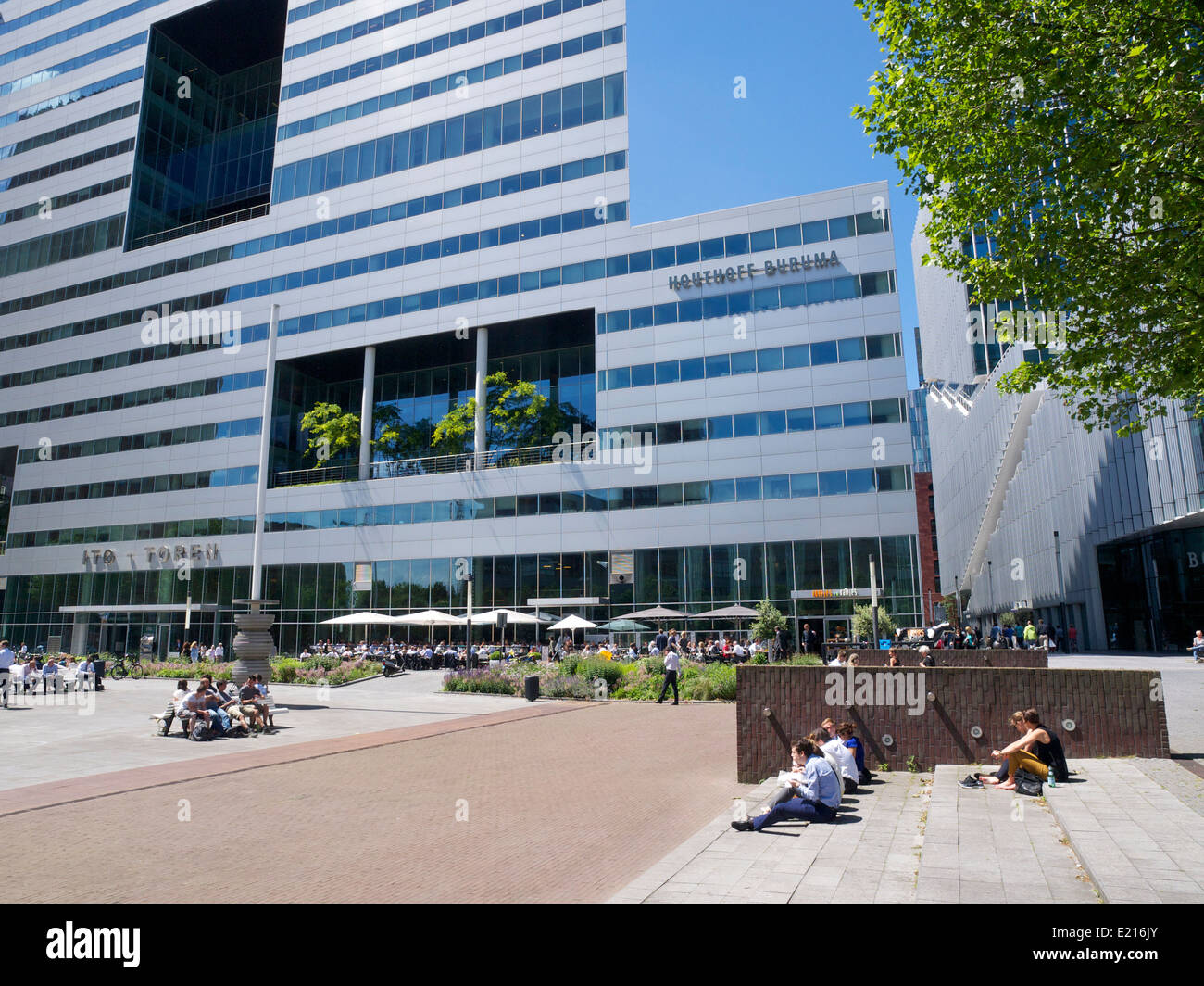 Die Ito Turm an der Zuidas finanziellen Bezirk von Amsterdam, Niederlande, mit vielen Menschen die Sonne zu genießen. Stockfoto