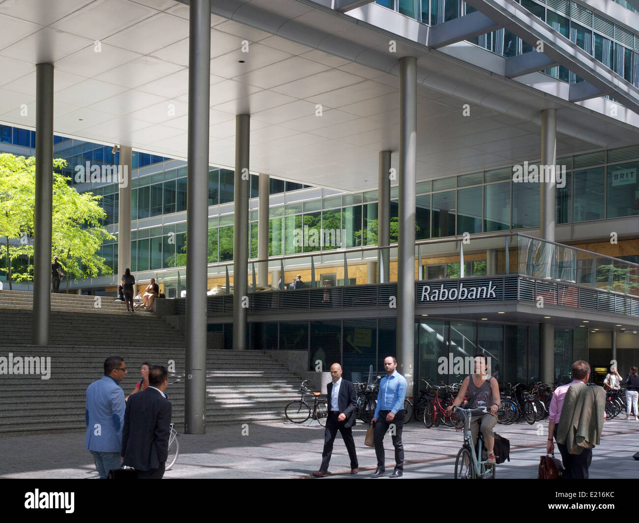 Die Rabobank, aufbauend auf der Zuidas in Amsterdam mit vielen Menschen. Stockfoto