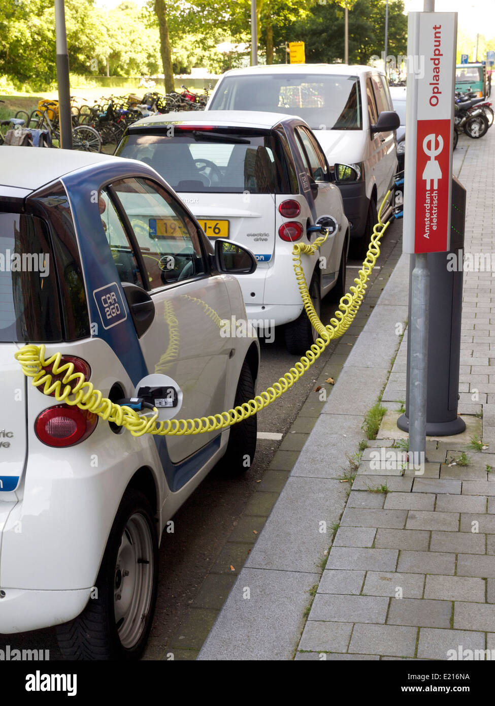 Smart Elektroautos laden auf der Zuidas in Amsterdam, Niederlande Stockfoto