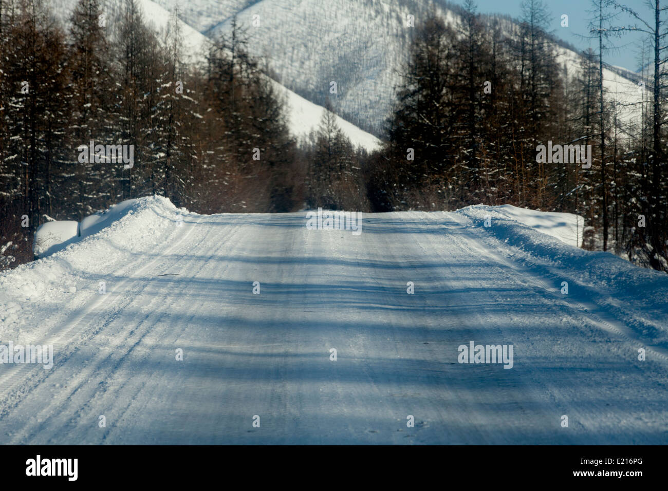 schneebedeckte Berge Schnee Straße Braue leer anzeigen Sibirien Stockfoto
