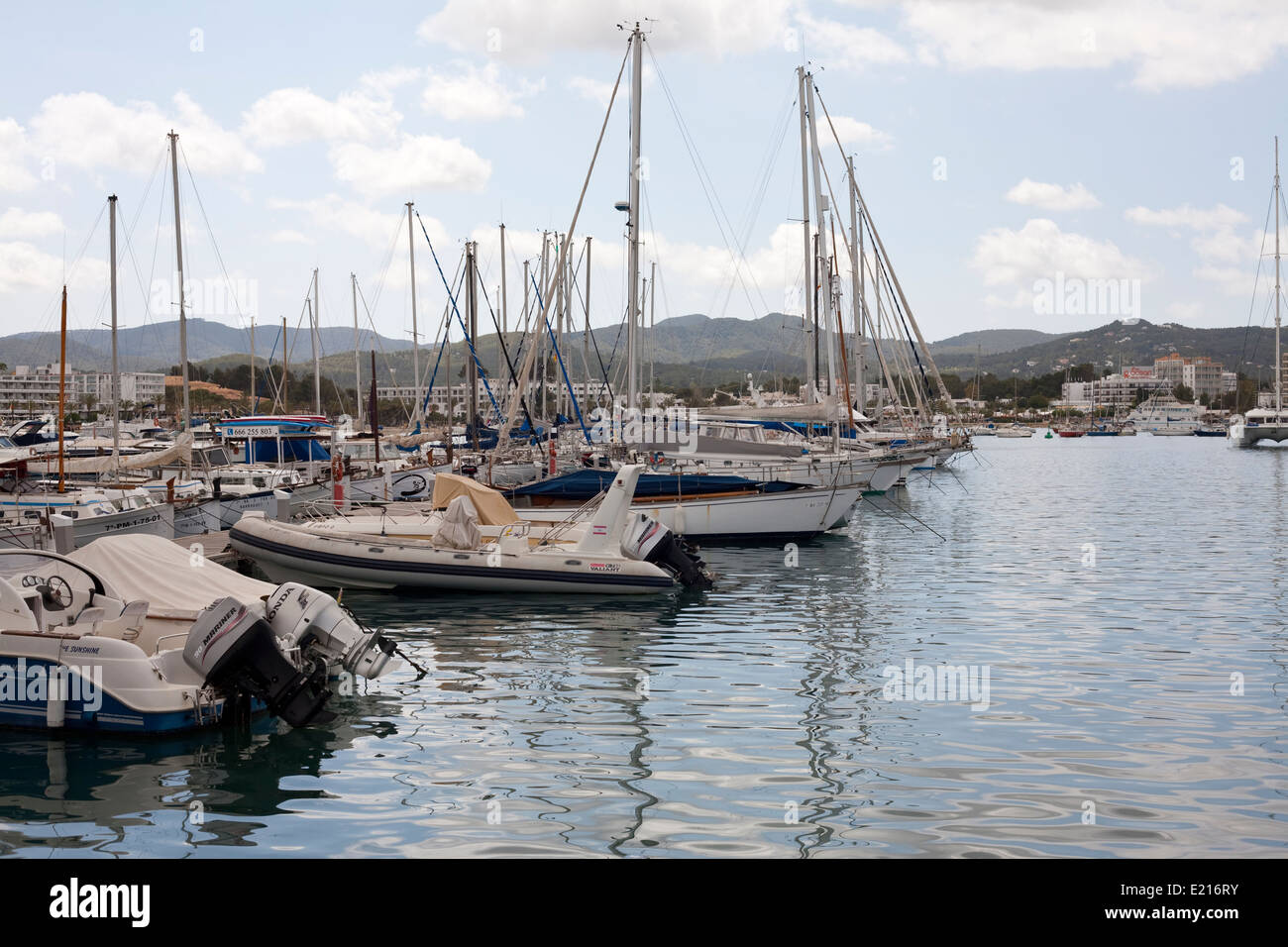 Boote im Hafen von San Antonio Ibiza Stockfoto