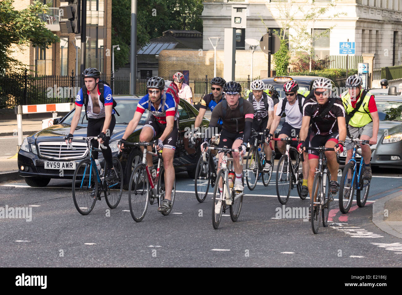 Pendler, die Radfahren nach Hause während der Rush Hour - Chelsea  Embankment - London Abend Stockfotografie - Alamy