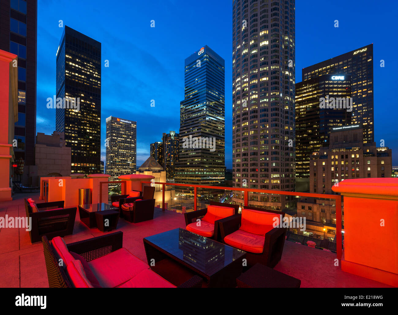 Die Skyline der Innenstadt in der Nacht von der Dachterrasse des Hilton Checkers Hotel, Los Angeles, Kalifornien, USA Stockfoto