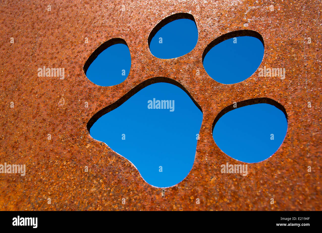 Silhouette EINER Katzenpfote in rostiger Metallwand Stockfoto