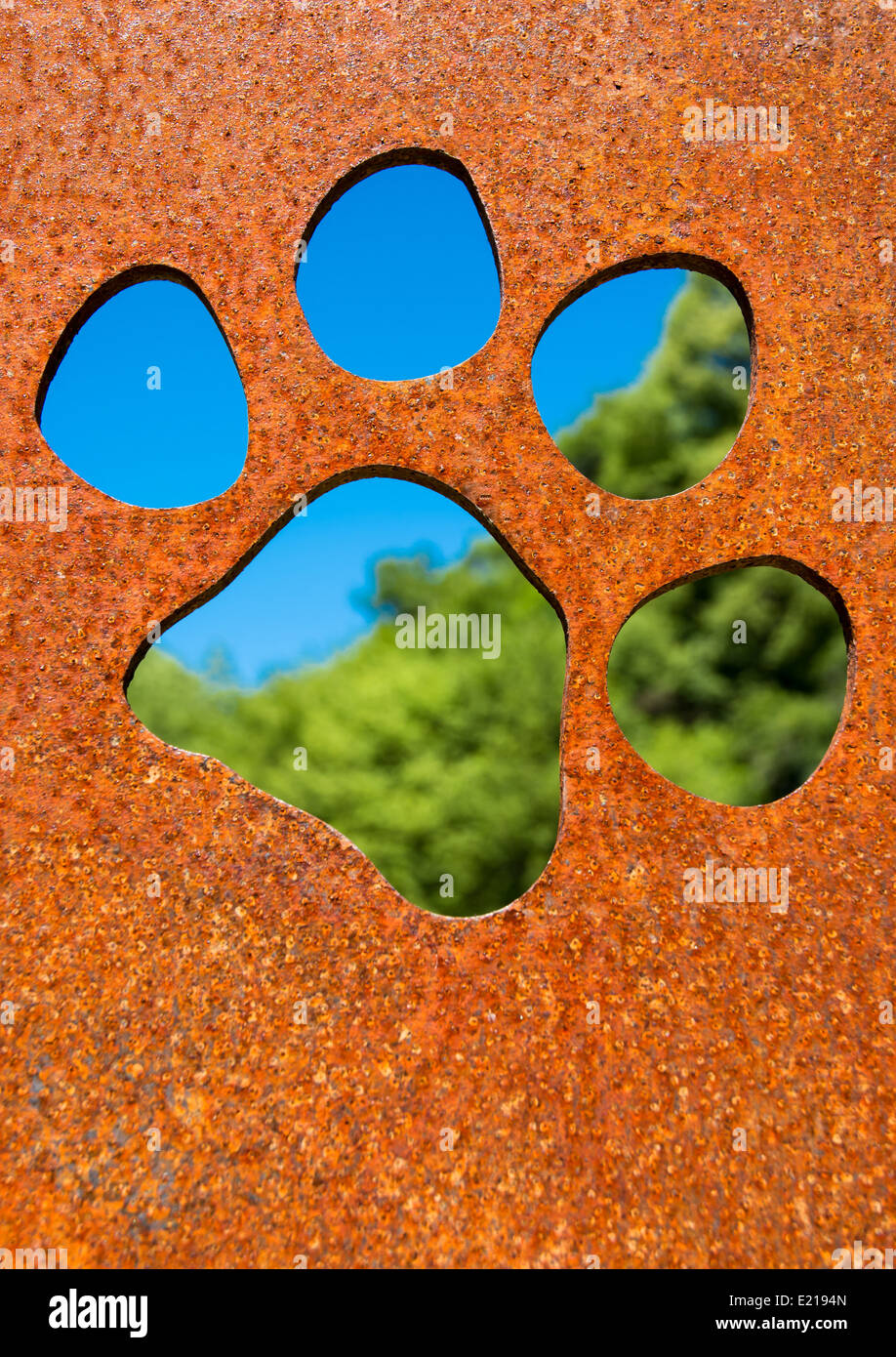 Silhouette EINER Katzenpfote in rostiger Metallwand Stockfoto