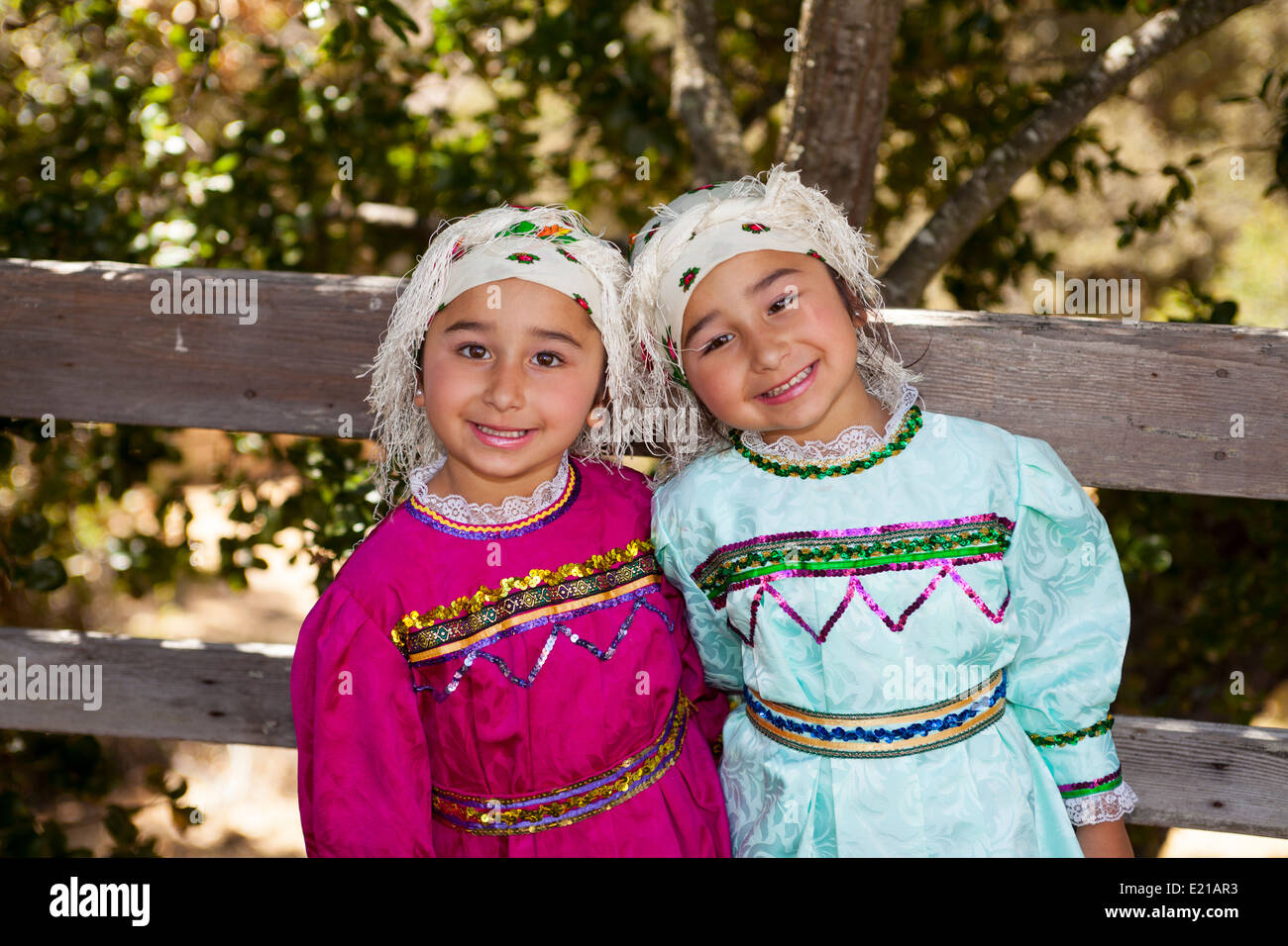Kleinen minoischen Griechisch Tänzerinnen Vorbereitung zum Tanzen auf dem griechischen Festival, Novato, Kalifornien, USA. Stockfoto
