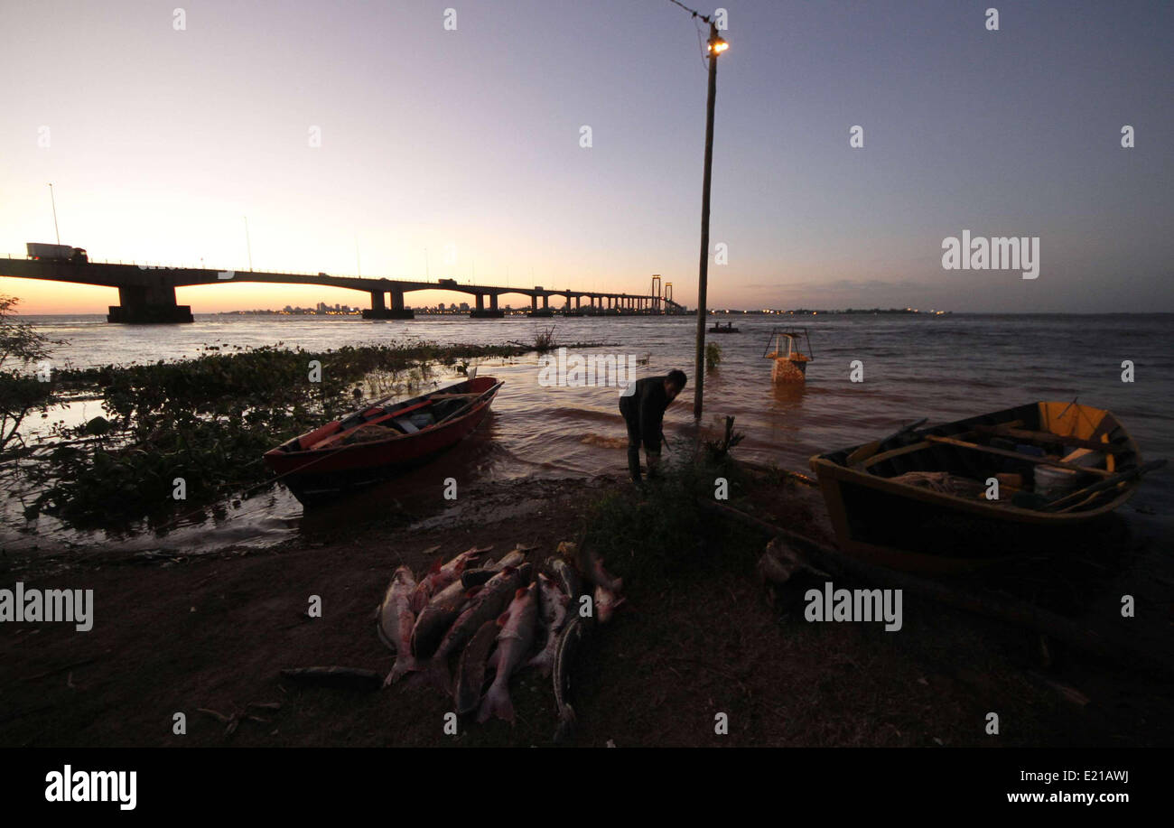 Barranqueras, Argentinien. 12. Juni 2014. Ein Bewohner nimmt seine Fischernetze in der Barranqueras Ortschaft der Provinz Chaco, Argentinien, 12. Juni 2014. Die Provinzen Chaco und Corrietnes, Santa Fe, Entre Rios wurden am Donnerstag Flutopfer in den Uferzonen. © Deutsche Pomar/TELAM/Xinhua/Alamy Live-Nachrichten Stockfoto