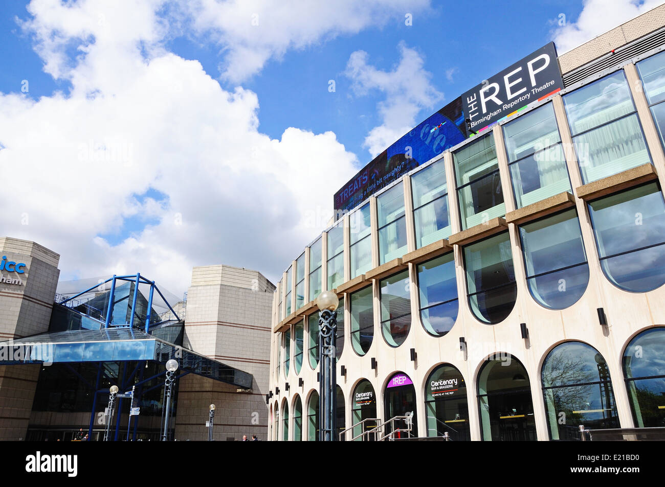 Blick auf die Repertory Theatre und das internationale Kongresszentrum in Centenary Square, Birmingham, UK. Stockfoto