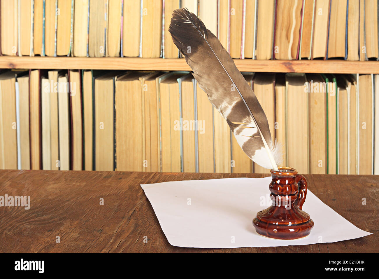 Bücher und mittelalterlichen Schreibzeug auf einem Tisch Stockfoto