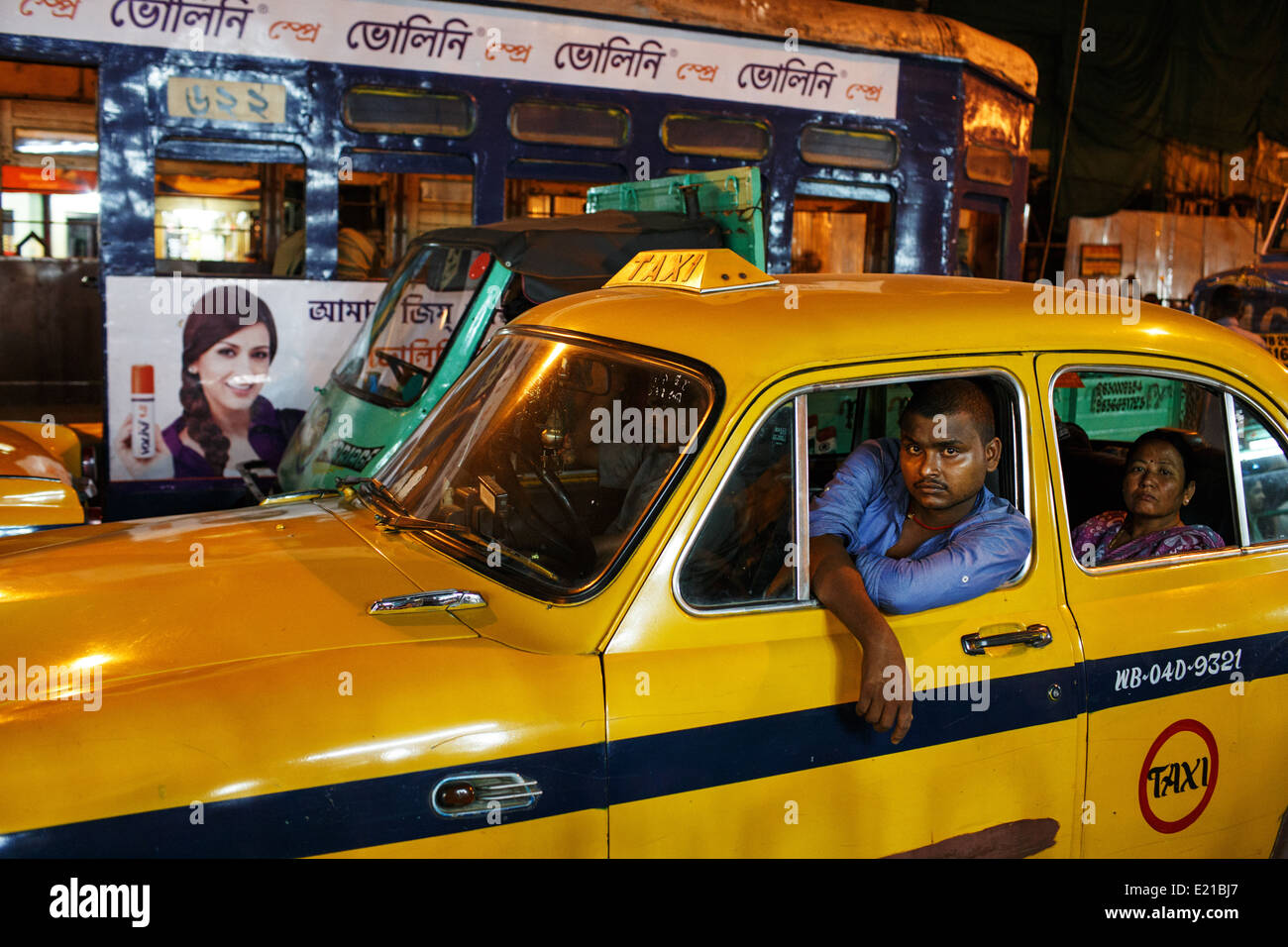 Ein Taxifahrer und seine gelbe Botschafter Auto stecken im Stau in Zentralindien Kolkata (Kalkutta). Stockfoto