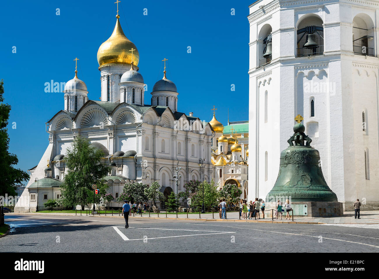 Moskau, Kreml, Zarenglocke und die Erzengel-Michael Kathedrale Stockfoto