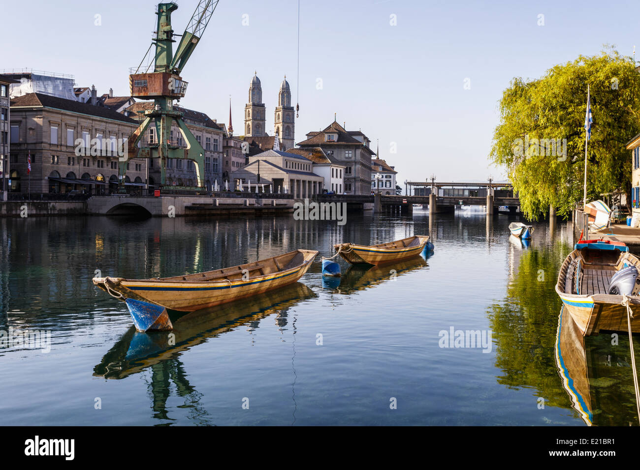 Zürich, die Limmat mit Hafenkran, Schweiz. Stockfoto Zürich, die Limmat mit Hafenkran, Schweiz. Stockfoto