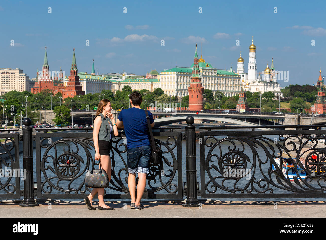 Moskau, paar am Steg und Kreml-Palast Stockfoto