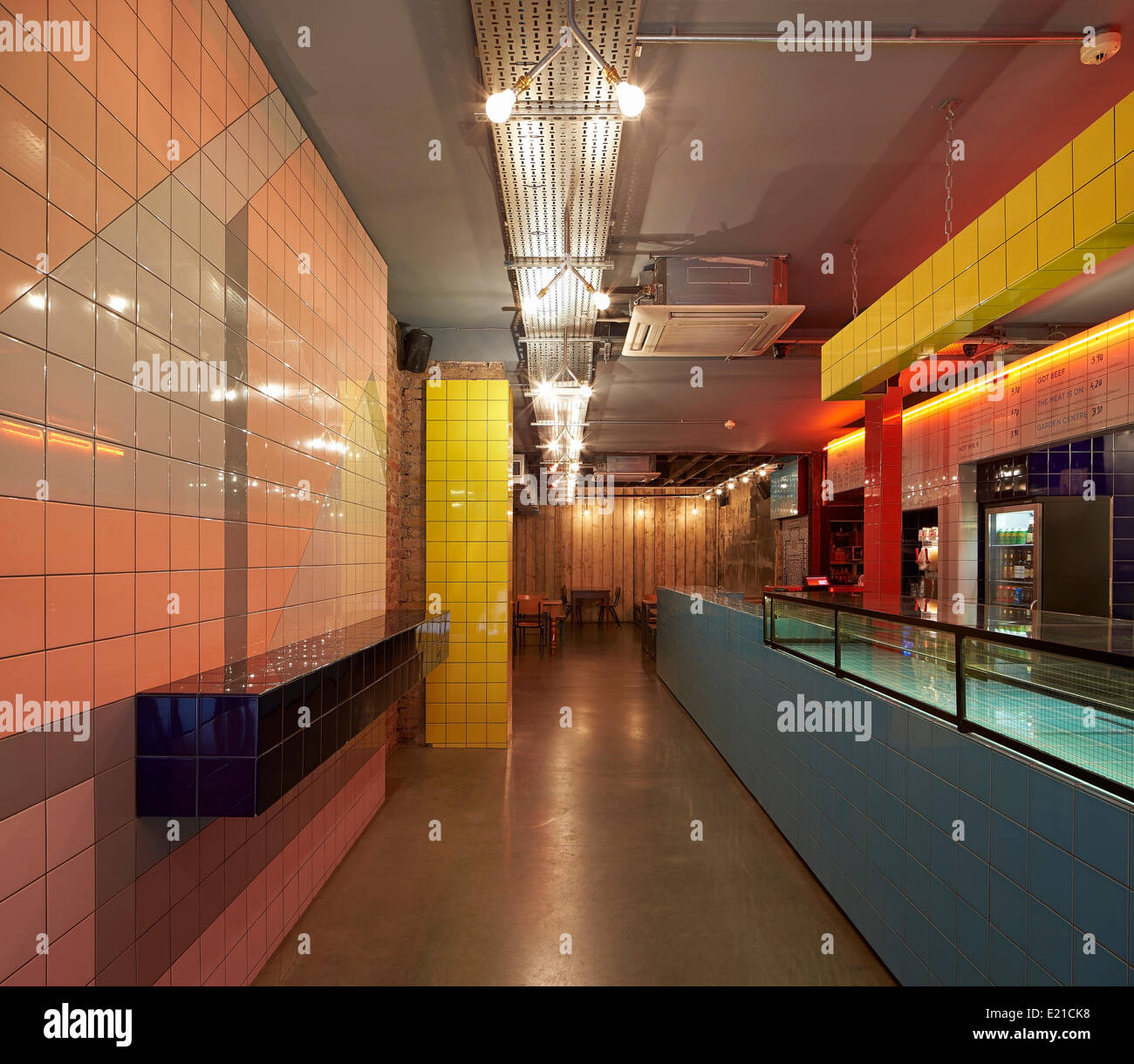 Voodoo-Strahlen, London, Vereinigtes Königreich. Architekt: Gundry & Ducker, 2013. Gekachelten Innenraum mit langen Pizza Theke. Stockfoto