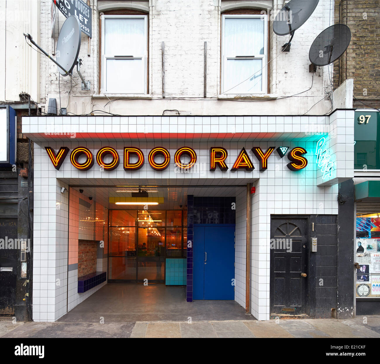 Voodoo-Strahlen, London, Vereinigtes Königreich. Architekt: Gundry & Ducker, 2013. Vorderansicht des Eingang. Stockfoto