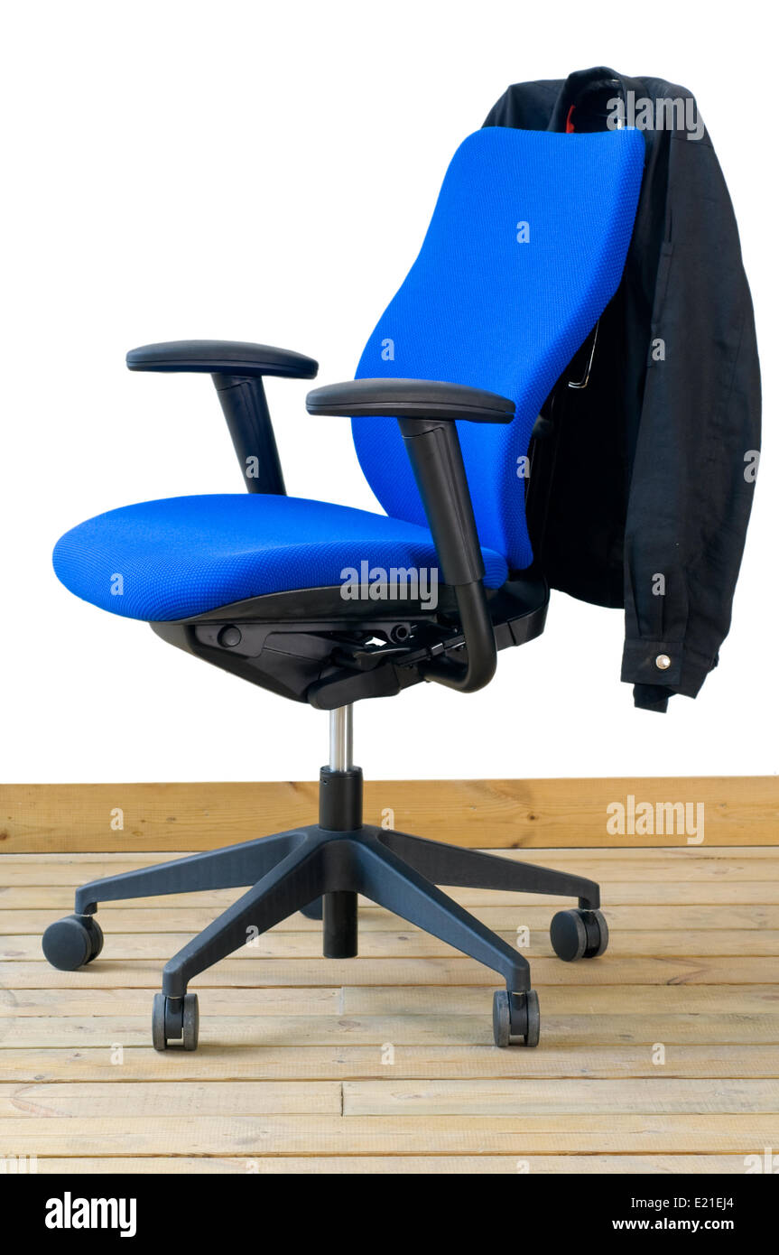 moderne blaue Bürostuhl mit Jacke auf Rückseite Stockfoto