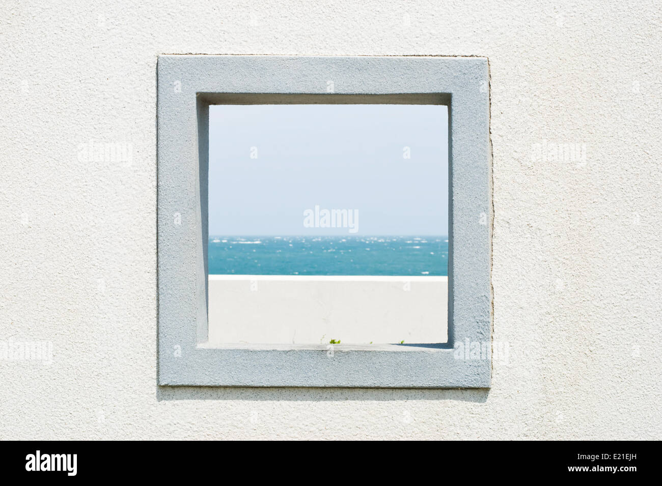 Fenster in der Wand mit Seelandschaft und Himmel Stockfoto
