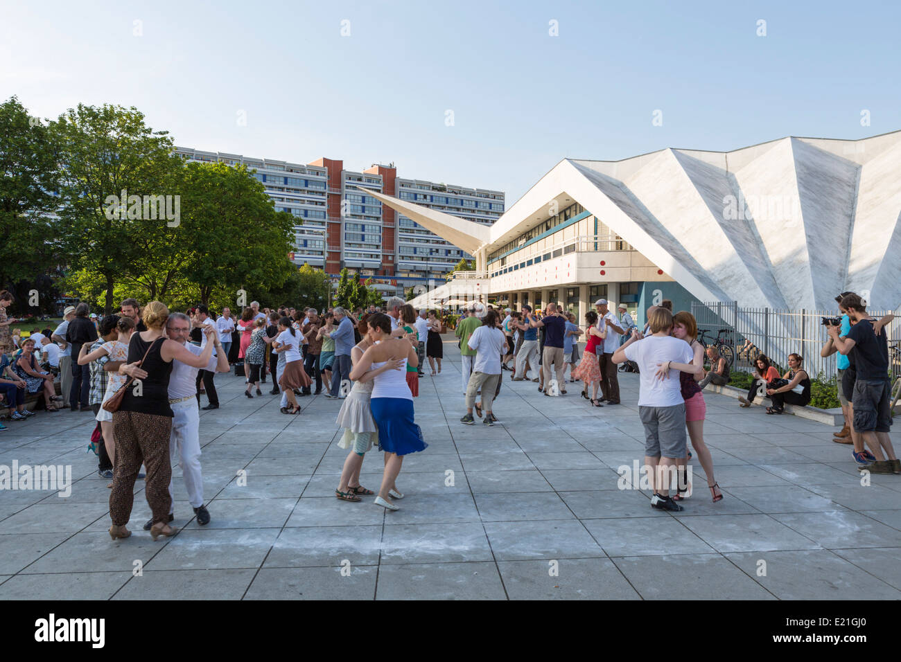 Die Menschen tanzen Tango unter freiem Himmel in Berlin Alexanderolatz Stockfoto