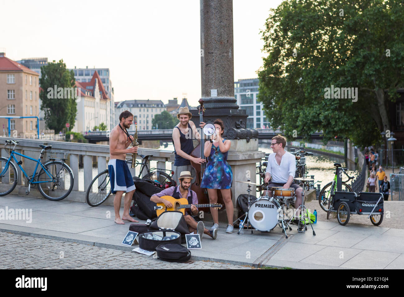 Straßenmusiker spielen während einer Tango Berlin öffnen Luft am Abend entlang der Spree Stockfoto