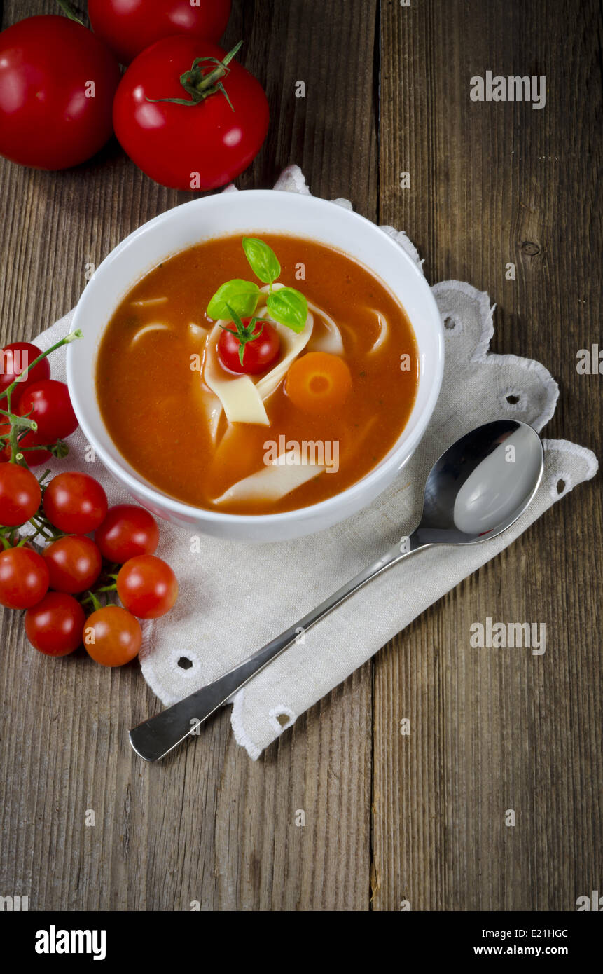 Tomatensuppe mit Pappardelle Stockfoto