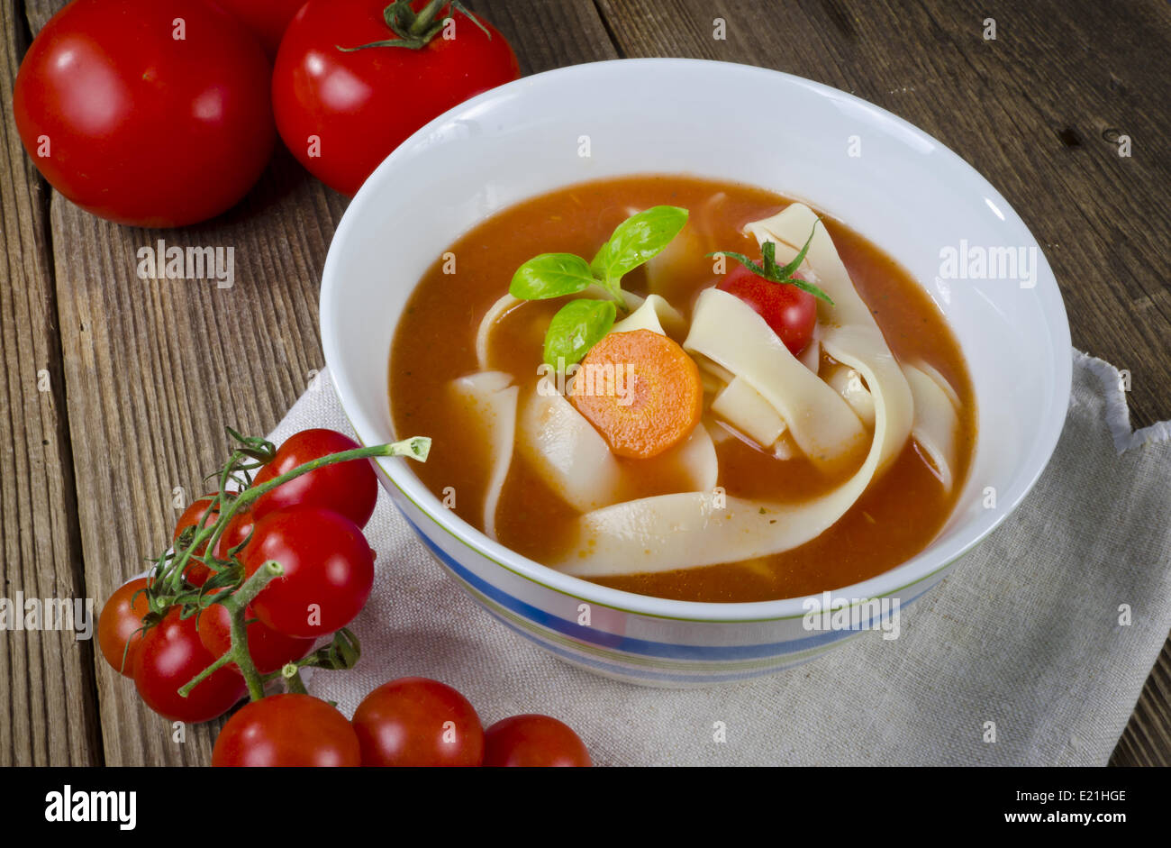 Tomatensuppe mit Pappardelle Stockfoto