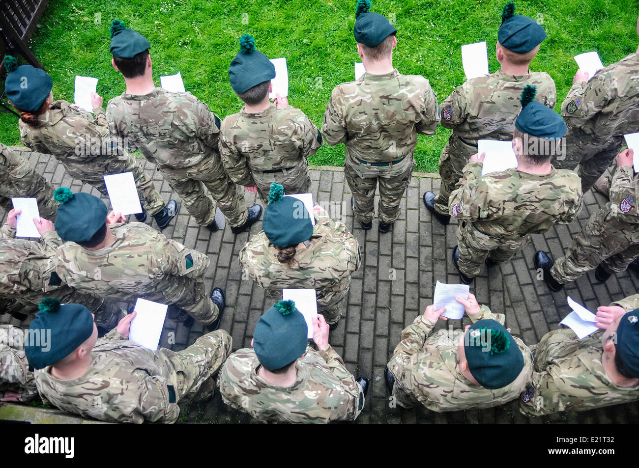 Soldaten aus 2 Royal Irish Regiment singen Hymnen aus einen Bestellservice während ein Outdoor-Gottesdienst Stockfoto