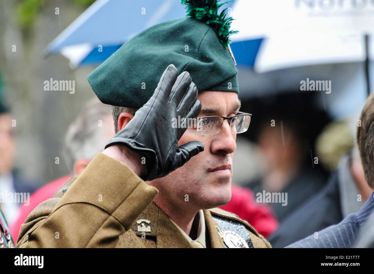 Lieutenant Colonel Owen Lyttle, Kommandierender Offizier der 2 Royal Irish Regiment, gibt einen Gruß Stockfoto