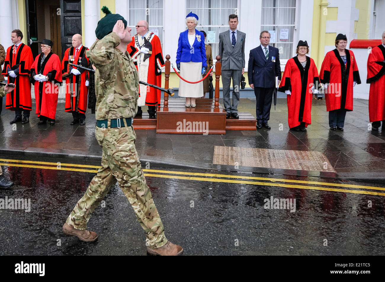 Soldat auf Parade salutiert Ratsherren von Carrickfergus Stockfoto