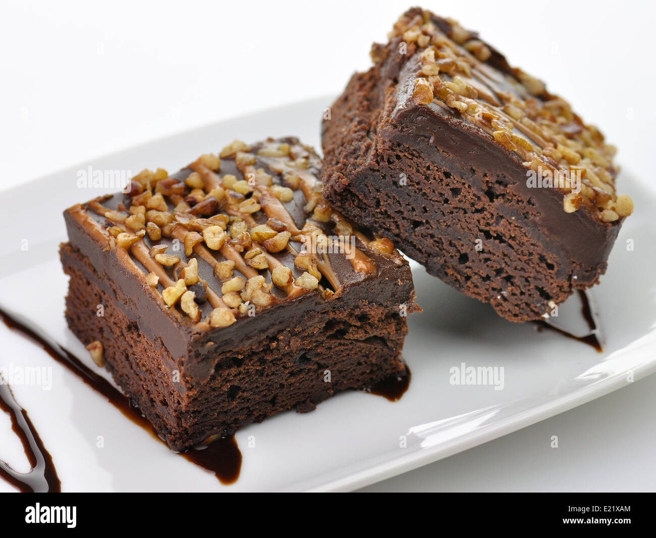 Brownies mit Schokoladensauce Stockfoto