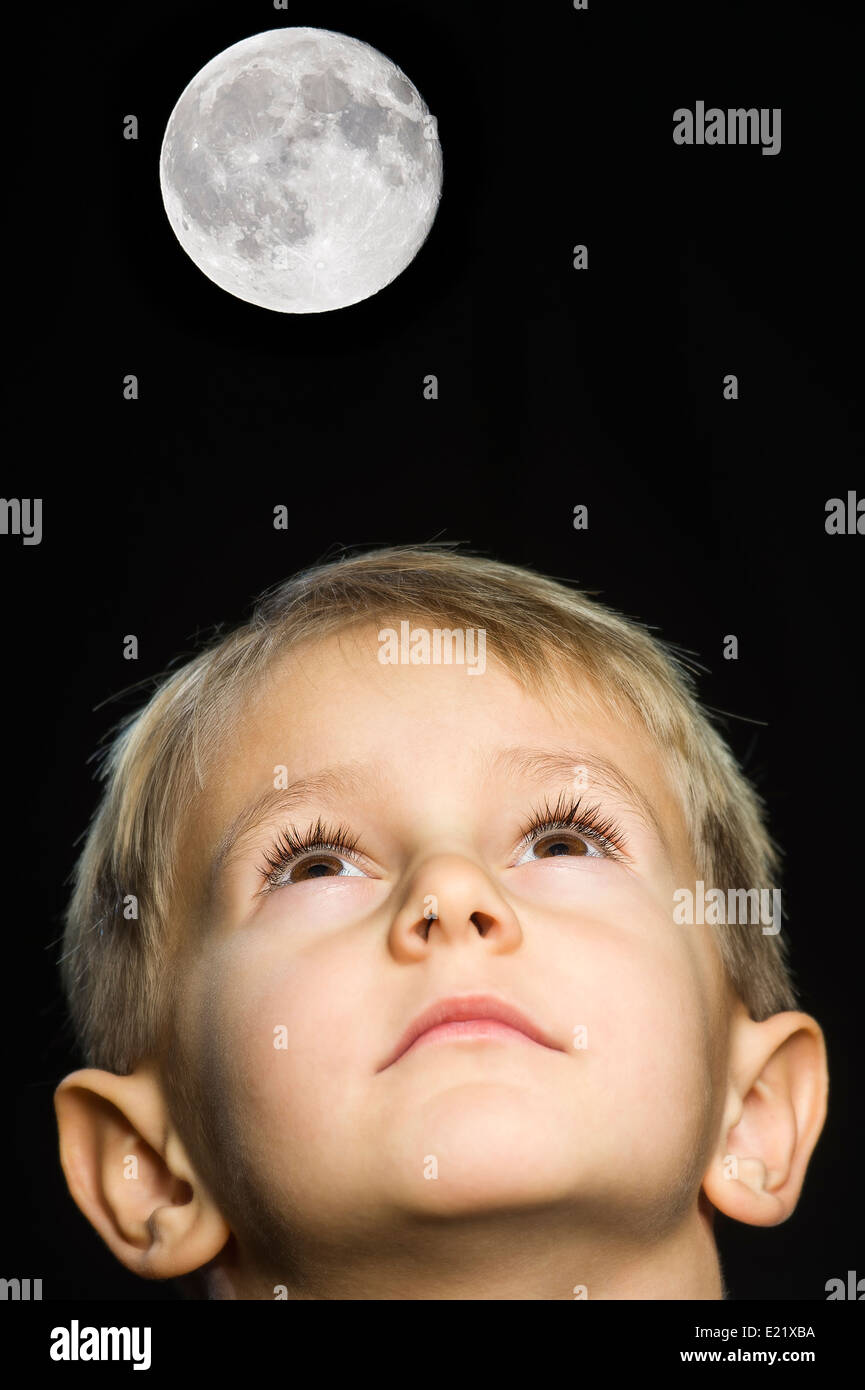 Junge auf der Suche auf dem Mond Stockfoto
