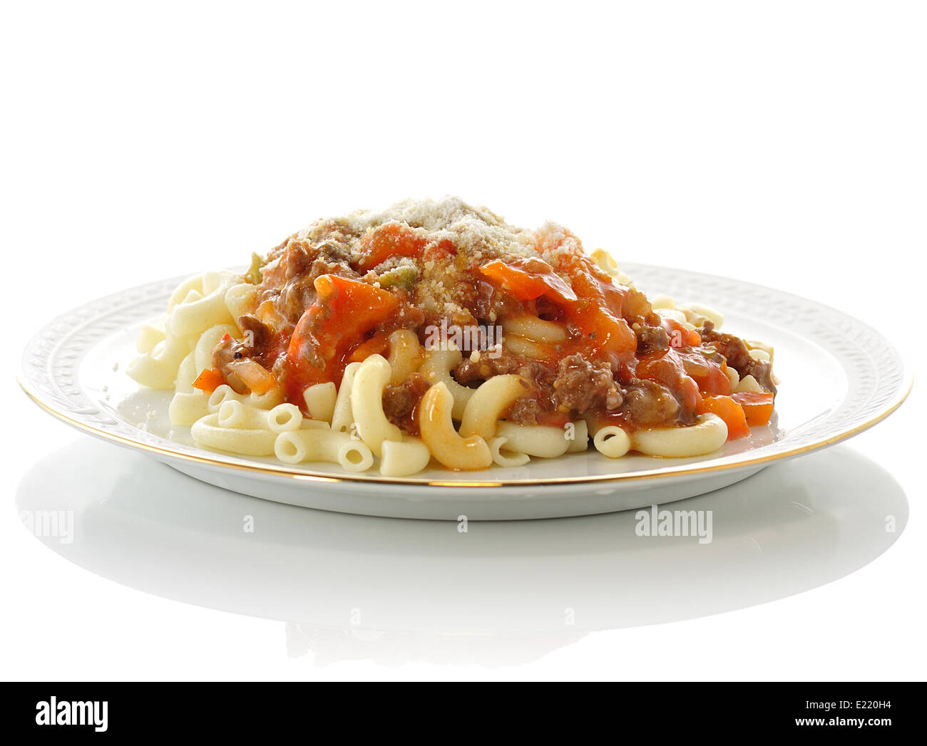 Makkaroni mit Sauce und Gemüse Stockfoto