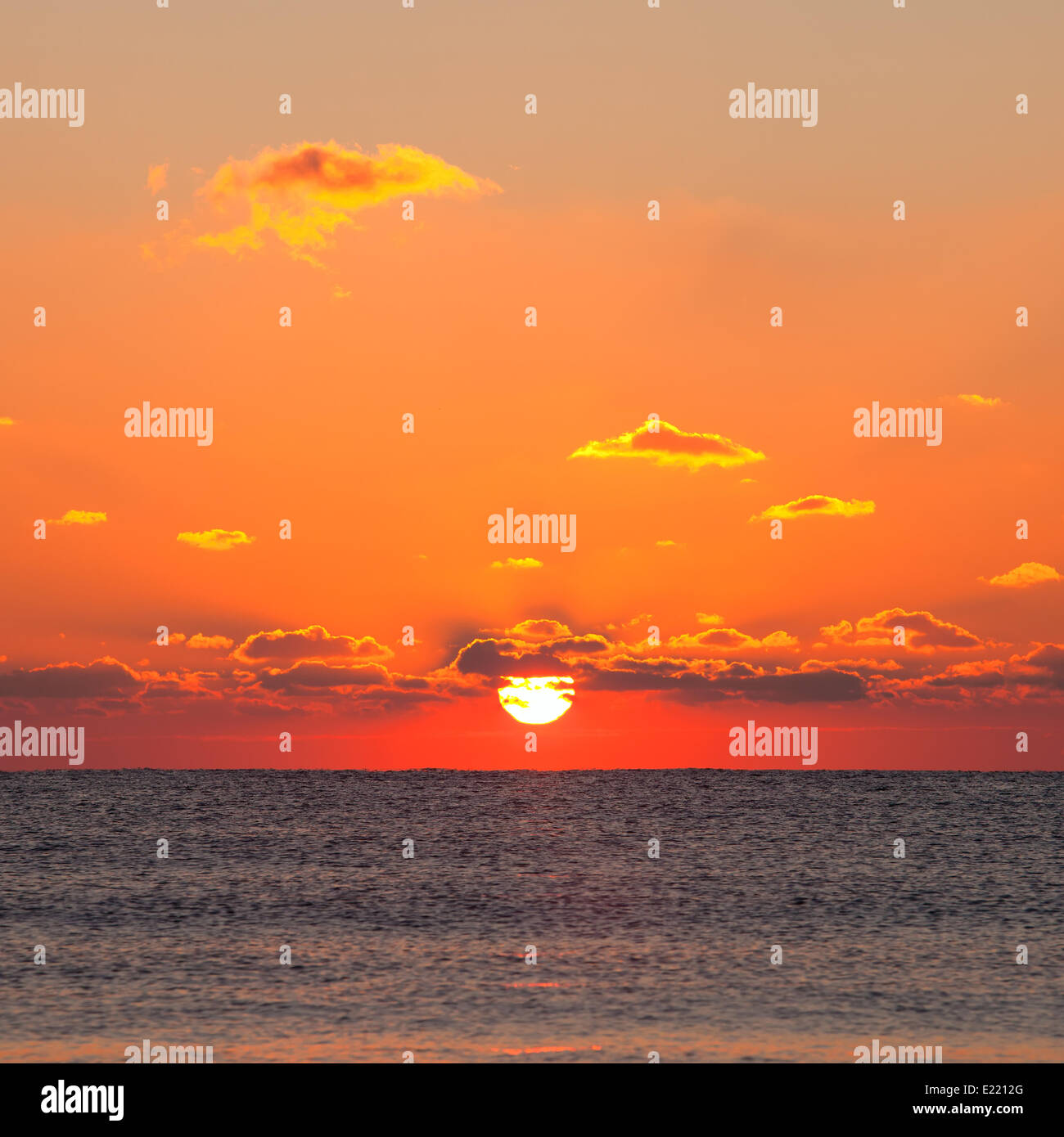 Roter Sonnenaufgang am Meer Stockfoto