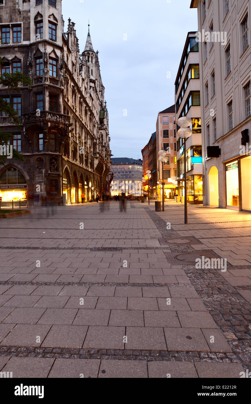 Nachtaufnahme der Münchner Straße Stockfoto