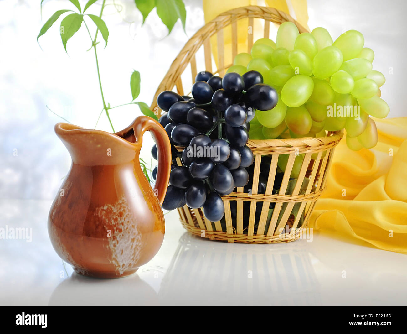 Früchte und Krug Stockfoto