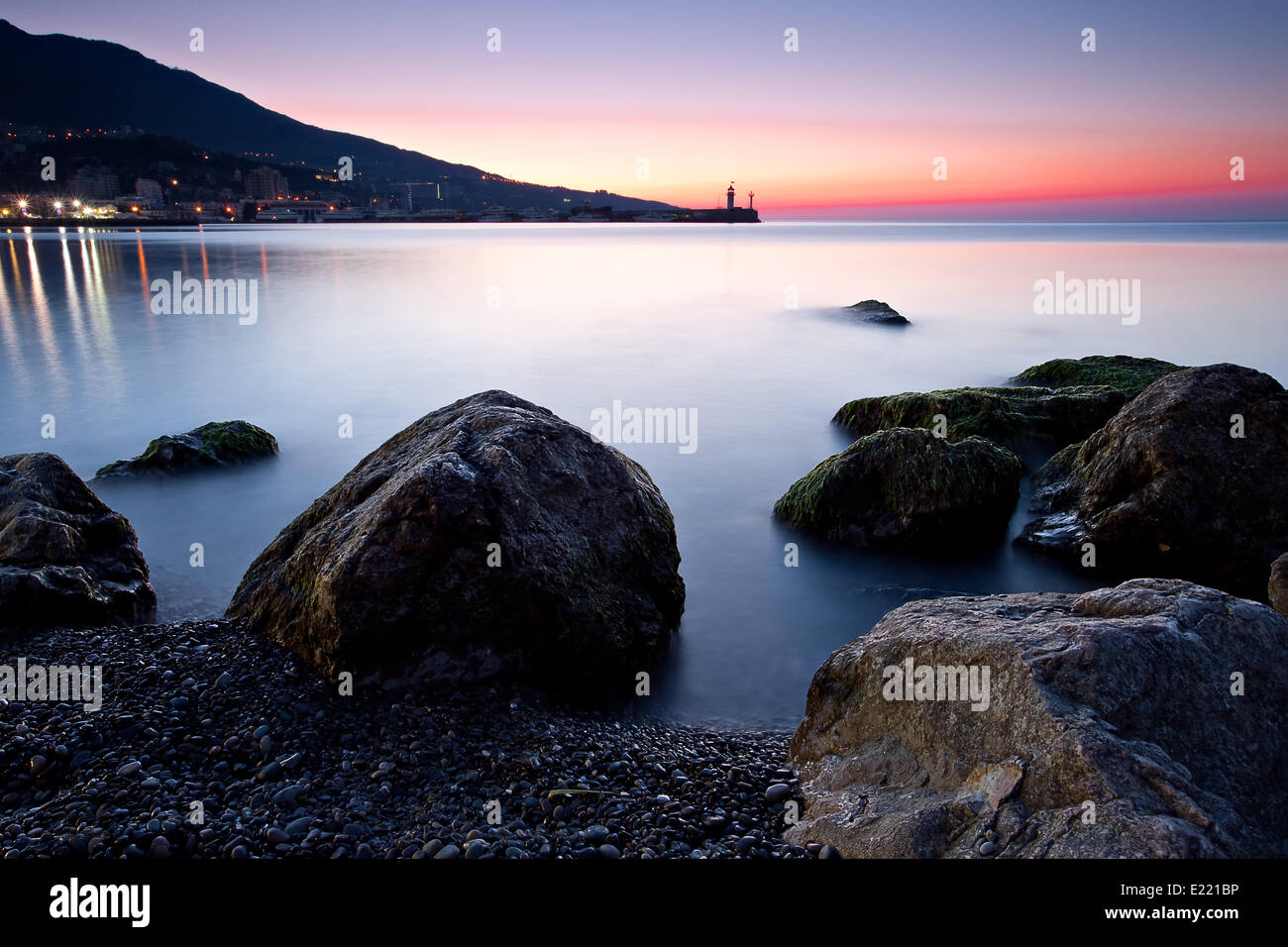 Sonnenaufgang über felsige Schwarzmeerküste Stockfoto