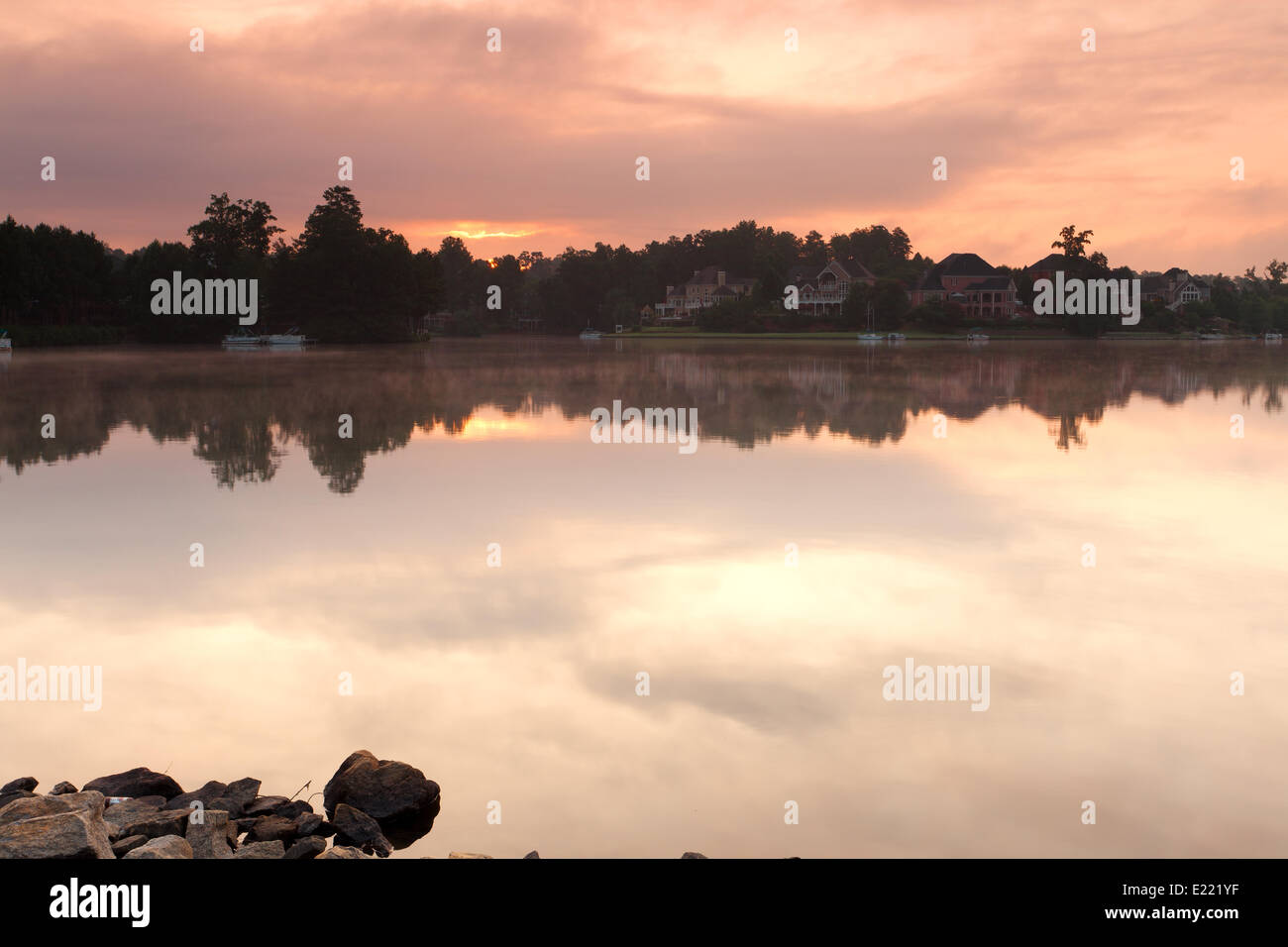 See mit bewölktem Himmel Stockfoto