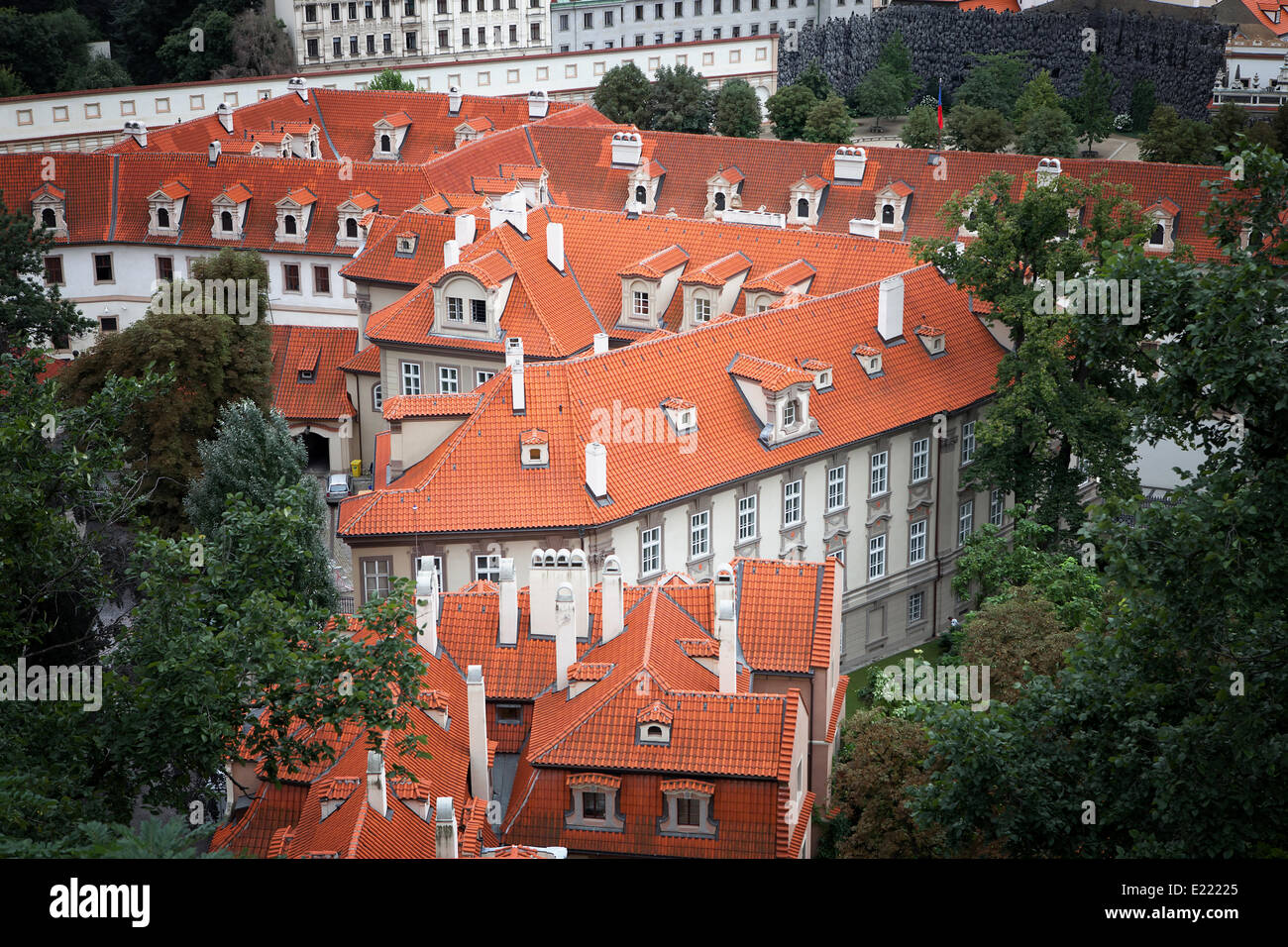 Rote Dächer von Prag Stockfoto