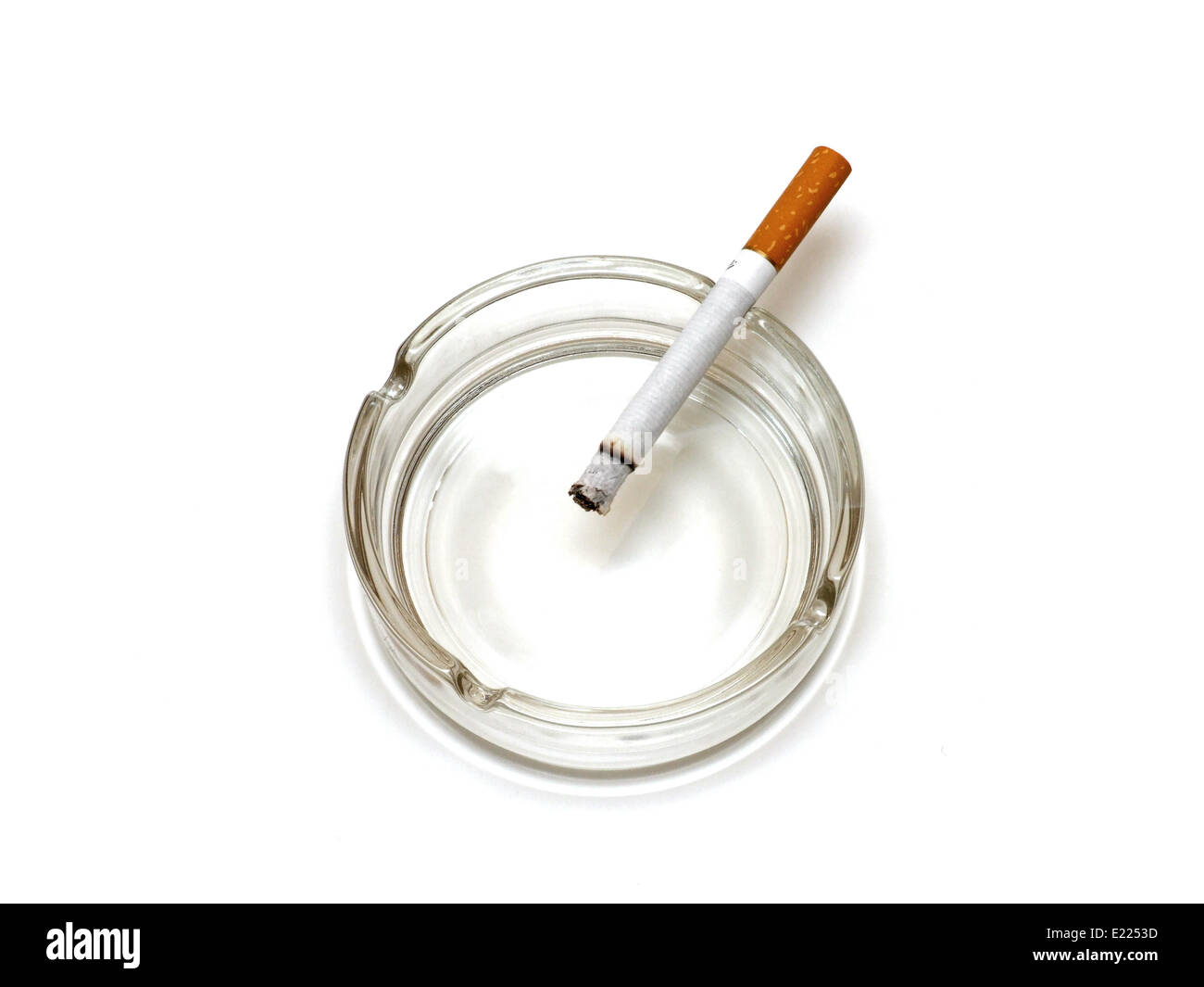 Zigarette im Aschenbecher Stockfoto