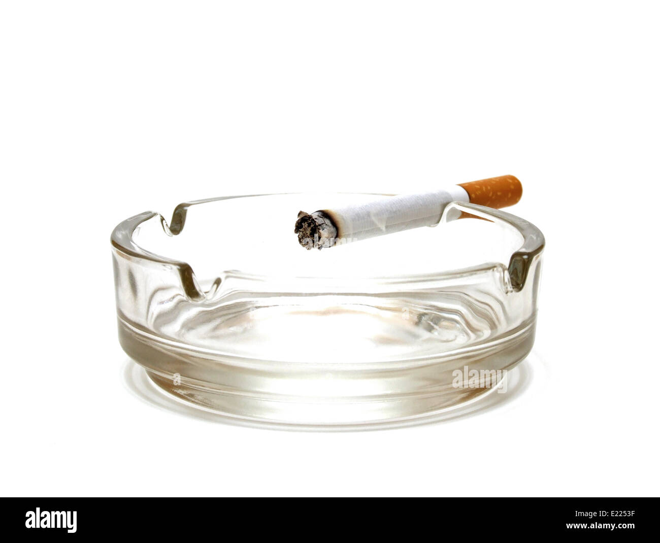 Zigarette im Aschenbecher Stockfoto