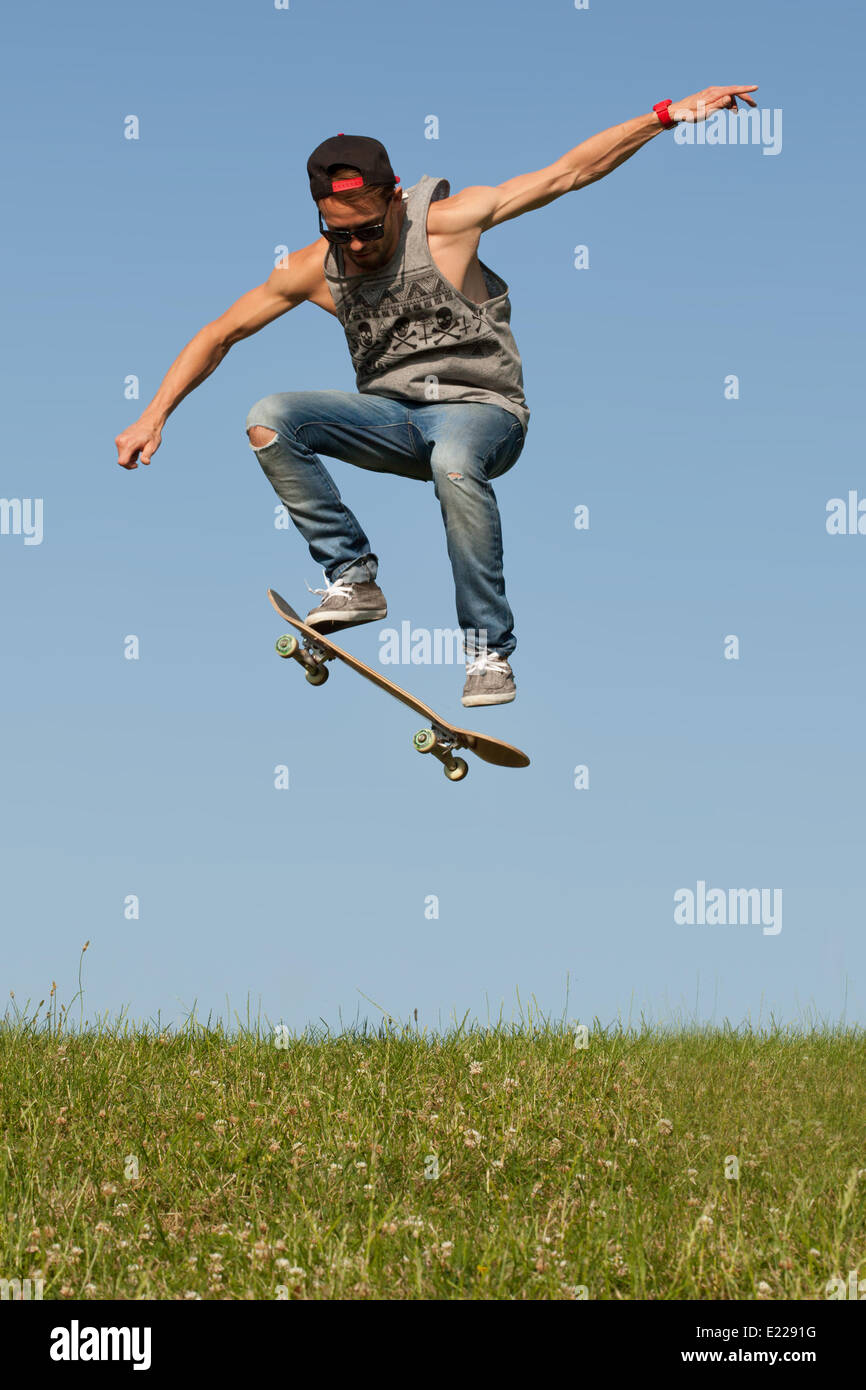 Skateboarder in die Luft springen Stockfoto