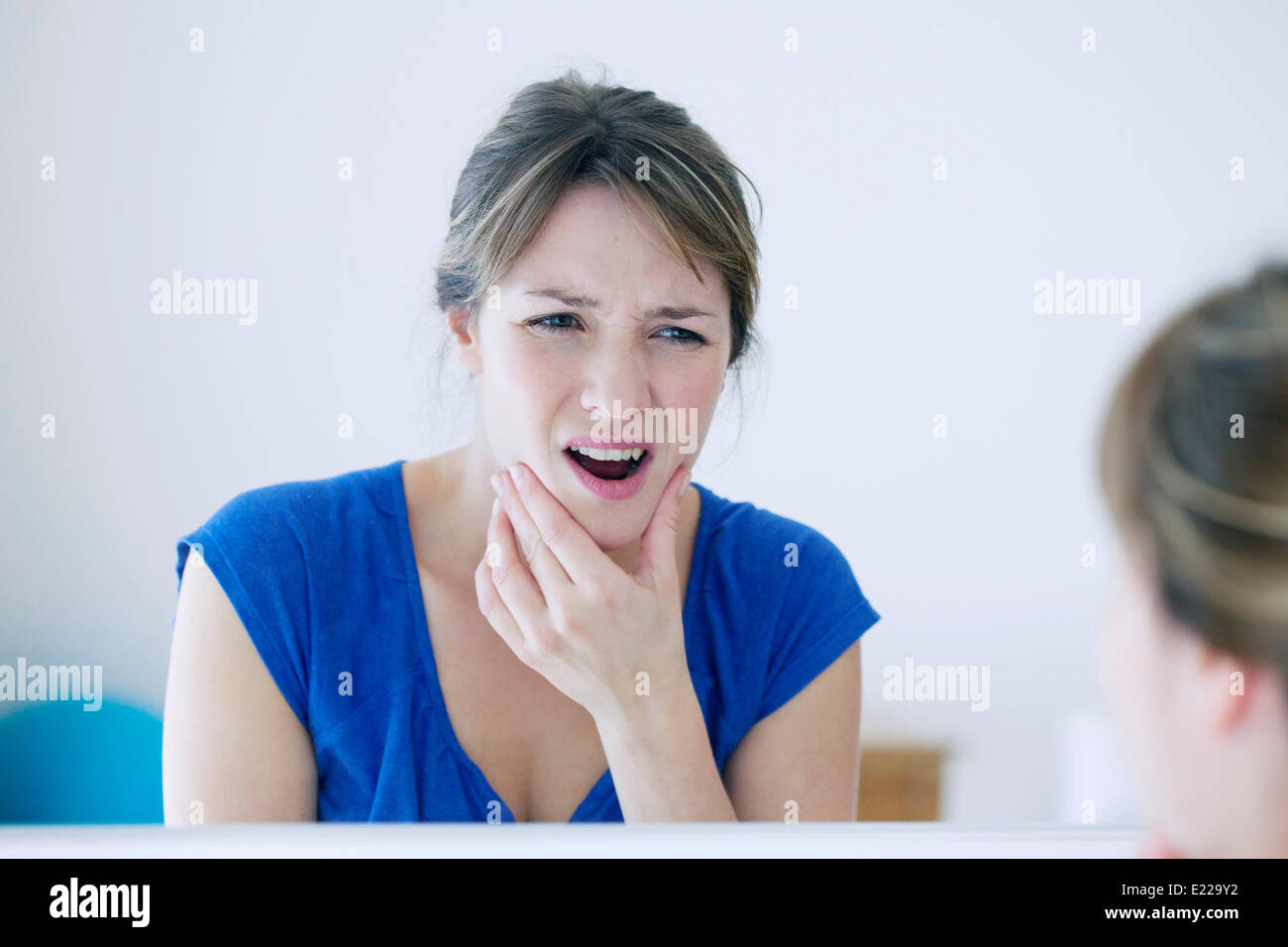 Frau mit Zahnschmerzen Stockfoto